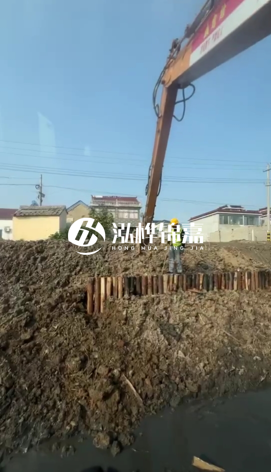 南陽挖機(jī)打木樁專業(yè)施工-打防汛木樁時選用多粗的木樁為宜?