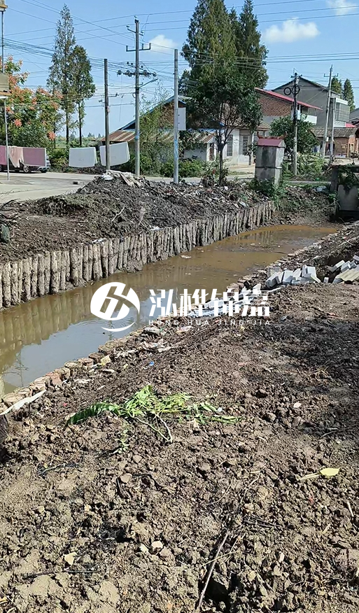 打樁木樁為什么要一根根挨著打？100米河堤需要打多少根木樁？