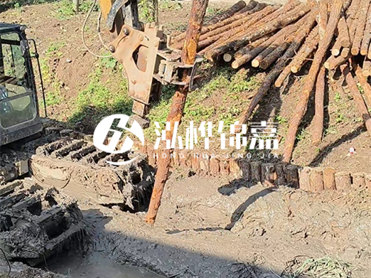 松木樁廠家泓樺錦嘉-原木松木樁的采購注意事項(xiàng)？